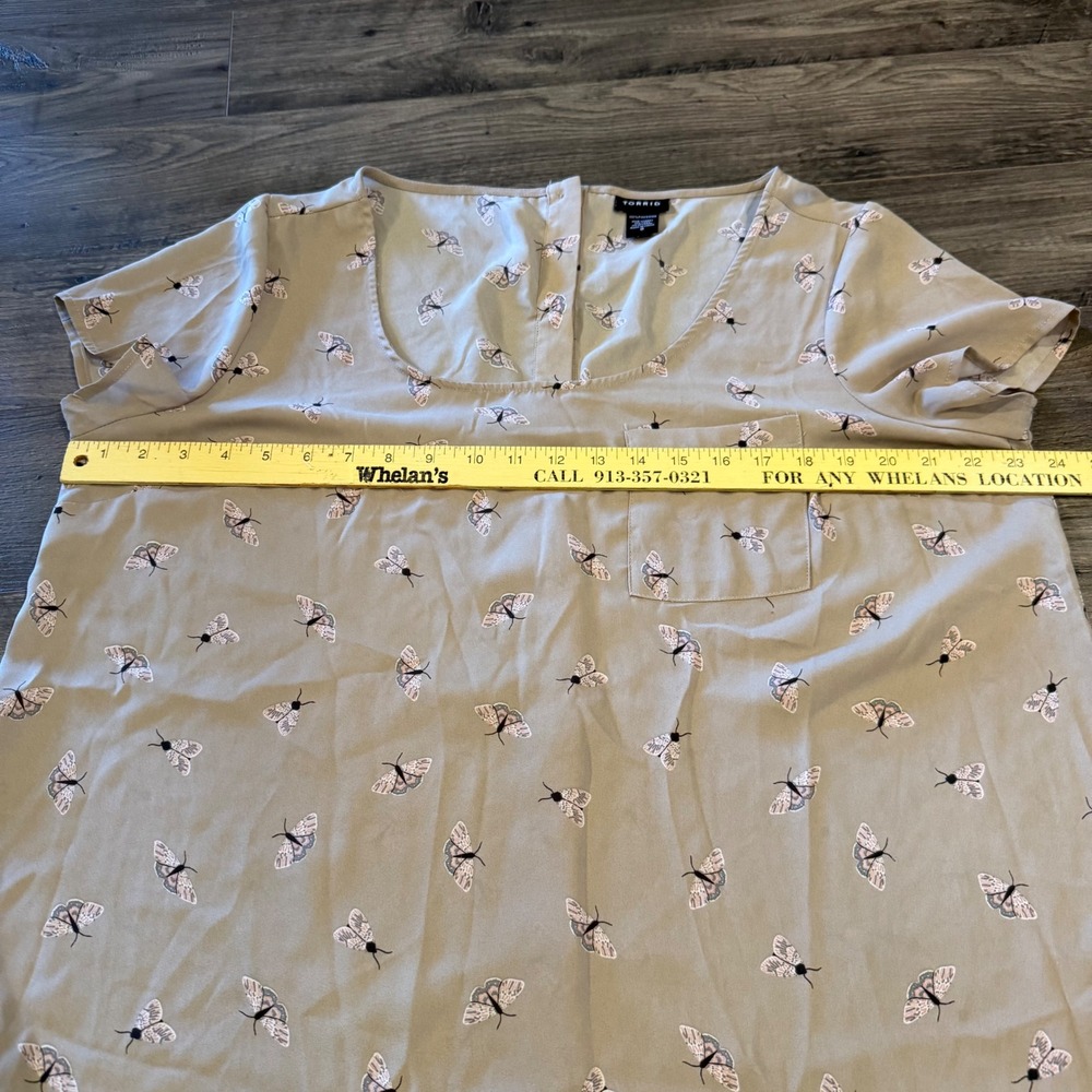 Torrid Tan Butterfly Print Button Back Short Sleeve Blouse Top Size 0 Large - Picture 6 of 9